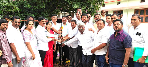 ನೆಲಮಂಗಲ ಇಂದಿರಾನಗರದಲ್ಲಿ ವಿವಿಧ ಅಭಿವೃದ್ಧಿ ಕಾಮಗಾರಿಗೆ ಶಾಸಕ ಎನ್​.ಶ್ರೀನಿವಾಸ್​ ಭೂಮಿಪೂಜೆ ನೆರವೇರಿಸಿದರು. ನಗರಸಭೆ ಅಧ್ಯಕ್ಷ ಎನ್​.ಗಣೇಶ್​, ಉಪಾಧ್ಯಕ್ಷ ಆನಂದ್​, ಪೌರಾಯುಕ್ತ ಗಂಗಾಧರ್​, ಟೌನ್​ ಕೋ ಆಪರೇಟಿವ್​ ಬ್ಯಾಂಕ್​ ಮಾಜಿ ಅಧ್ಯಕ್ಷ ಜಯದೇವಯ್ಯ, ಇತರರು ಇದ್ದರು.
