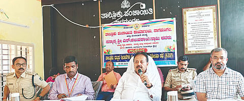  ನಾಗಮಂಗಲ ಪಟ್ಟಣದ ತಾಲೂಕು ಪಂಚಾಯಿತಿ ಸಭಾಂಗಣದಲ್ಲಿ ಜಿಲ್ಲಾ ಉಸ್ತುವಾರಿ ಸಚಿವ ಎನ್.ಚಲುವರಾಯಸ್ವಾಮಿ ಅಧ್ಯಕ್ಷತೆಯಲ್ಲಿ ತಾಲೂಕು ಮಟ್ಟದ ಕೆಡಿಪಿ ಸಭೆ ನಡೆಯಿತು. ಸತೀಶ್, ಚಲುವರಾಜು, ಅಶೋಕ್ ಇದ್ದರು.