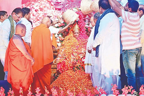 ನಾಗಮಂಗಲ ತಾಲೂಕಿನ ಆದಿಚುಂಚನಗಿರಿಯಲ್ಲಿ ಶುಕ್ರವಾರ ಆಯೋಜಿಸಿದ್ದ ಡಾ.ಶ್ರೀ ನಿರ್ಮಲನಂದನಾಥ ಸ್ವಾಮೀಜಿ ಅವರ 13ನೇ ವಾರ್ಷಿಕ ಪಟ್ಟಾಭಿಷೇಕ ಮಹೋತ್ಸವವು ವಿಜೃಂಭಣೆಯಿಂದ ಜರುಗಿತು. ಎಚ್.ಡಿ.ಕುಮಾರಸ್ವಾಮಿ, ಎನ್.ಚಲುವರಾಯಸ್ವಾಮಿ, ಕೆ.ಎಚ್.ಮುನಿಯಪ್ಪ ಸೇರಿದಂತೆ ಮತ್ತಿತರರಿದ್ದರು.