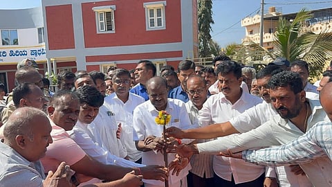 ನಾಗಮಂಗಲ ತಾಲೂಕಿನ ಬಿಂಡಿಗನವಿಲೆ ಹೋಬಳಿಯ ಎ.ನಾಗತಿಹಳ್ಳಿ ಗ್ರಾಮದಲ್ಲಿ ಸಿಎಸ್‌ಆರ್ ಅನುದಾನದಡಿಯಲ್ಲಿ ಸರ್ಕಾರಿ ಶಾಲೆಯ ನೂತನ ಕಟ್ಟಡಗಳ ನಿರ್ಮಾಣ ಕಾಮಗಾರಿಗೆ ಕೇಂದ್ರ ಸಚಿವ ಎಚ್.ಡಿ.ಕುಮಾರಸ್ವಾಮಿ ಶುಕ್ರವಾರ ಭೂಮಿಪೂಜೆ ನೆರವೇರಿಸಿದರು. ಮಾಜಿ ಶಾಸಕ ಸುರೇಶ್‌ಗೌಡ, ಗೌರೀಶ್, ನೆಲ್ಲಿಗೆರೆ ಬಾಲು ಇದ್ದರು.