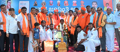 ನೆಲಮಂಗಲದಲ್ಲಿ ಬಸವ ಜಯಂತಿ ಉತ್ಸವದಲ್ಲಿ ಹಿರಿಯ ಕ್ಯಾನ್ಸರ್​ ತಜ್ಞೆ, ಪದ್ಮಶ್ರೀಪ್ರಶಸ್ತಿ ಪುರಸತೆ ಡಾ.ವಿಜಯಲಕ್ಷಿ$್ಮ ದೇಶಮಾನೆ ಅವರಿಗೆ ಮಠದಿಂದ ಪವಾಡಶ್ರೀ ಪ್ರಶಸ್ತಿ ನೀಡಿ ಗೌರವಿಸಲಾಯಿತು. ಶ್ರೀಸಿದ್ದಲಿಂಗಸ್ವಾಮೀಜಿ, ಇಸ್ರೋ ವಿಶ್ರಾಂತ ಅಧ್ಯಕ್ಷ ಎ.ಎಸ್​.ಕಿರಣ್​ ಕುಮಾರ್​, ಶಾಸಕ ಎನ್​.ಶ್ರೀನಿವಾಸ್​ ಮತ್ತಿತರರು ಇದ್ದರು.   
