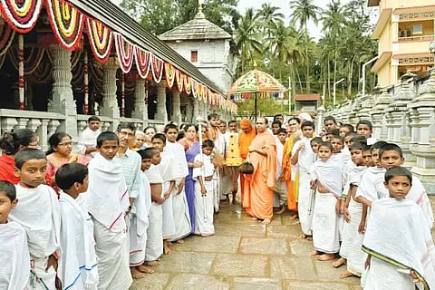ರಿಪ್ಪನ್‌ಪೇಟೆ ಸಮೀಪದ ಹೊಂಬುಜ ಜೈನಮಠದಲ್ಲಿ ಮುಕುಟ ಸಪ್ತಮಿ ಅಂಗವಾಗಿ ಸ್ವಸ್ತಿಶ್ರೀ ದೇವೇಂದ್ರಕೀರ್ತಿ ಭಟ್ಟಾರಕ ಸ್ವಾಮೀಜಿ ಶ್ರೀ ಪದ್ಮಾವತಿ ದೇವಿಗೆ ನಿರ್ವಾಣ ಲಾಡು ಸಮರ್ಪಿಸಿದರು.