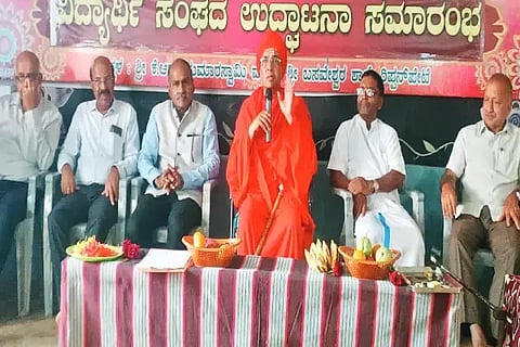 ರಿಪ್ಪನ್‌ಪೇಟೆಯ ಶ್ರೀ ಬಸವೇಶ್ವರ ಆಂಗ್ಲ ಮಾಧ್ಯಮ ಶಾಲೆಯಲ್ಲಿ ವಿದ್ಯಾರ್ಥಿ ಸಂಘ ಮತ್ತು ಪಾಲಕರ ಸಭೆಯಲ್ಲಿ ಶ್ರೀ ಮಲ್ಲಿಕಾರ್ಜುನ ಮುರುಘರಾಜೇಂದ್ರ ಸ್ವಾಮೀಜಿ ಮಾತನಾಡಿದರು. ಗಣಪತಿ, ಚಂದ್ರಶೇಖರಯ್ಯ, ದಾನೇಶಪ್ಪ, ಚಂದ್ರಪ್ಪ ಇತರರಿದ್ದರು.