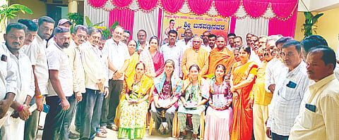 ಸರಗೂರು ಪಟ್ಟಣದ ತಾಲೂಕು ಕಚೇರಿಯಲ್ಲಿ ರಾಷ್ಟ್ರೀಯ ಹಬ್ಬಗಳ ಆಚರಣಾ ಸಮಿತಿಯಿಂದ ಆಯೋಜಿಸಿದ್ದ ಬಸವ ಜಯಂತಿ ಕಾರ್ಯಕ್ರಮದಲ್ಲಿ ಪಿಯುಸಿ ಪರೀಕ್ಷೆಯಲ್ಲಿ ಹೆಚ್ಚು ಅಂಕ ಪಡೆದ ವಿದ್ಯಾರ್ಥಿಗಳಿಗೆ ಸನ್ಮಾನಿಸಲಾಯಿತು. ಶ್ರೀಷಡಕ್ಷರಿ ಸ್ವಾಮೀಜಿ, ಶ್ರೀತೋಂಟದಾರ್ಯ ಸ್ವಾಮೀಜಿ, ಚೈತ್ರಾಸ್ವಾಮಿ ಇತರರು ಇದ್ದರು.