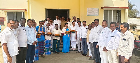 ಸಮಾಜ ಕಲ್ಯಾಣ ಸಚಿವ ಎಚ್ .ಸಿ .ಮಹದೇವಪ್ಪ ಅವರ ಹುಟ್ಟುಹಬ್ಬ ಹಿನ್ನೆಲೆಯಲ್ಲಿ ಸರಗೂರು ಸರ್ಕಾರಿ ಸಮುದಾಯ ಆರೋಗ್ಯ ಕೇಂದ್ರದಲ್ಲಿ ರೋಗಿಗಳಿಗೆ ಹಣ್ಣು ವಿತರಿಸಿದರು.ದೇವಲಾಪುರ ಸಿದ್ದರಾಜು, ಶ್ರೀನಿವಾಸ, ಚಿನ್ನಣ್ಣ,ನಾಗಣ್ಣ ಇತರರು ಇದ್ದರು.