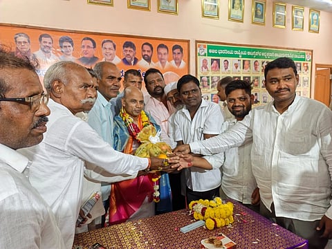 ಸೇಡಂ ಕಾಂಗ್ರೆಸ್​ ಕಚೇರಿಯಲ್ಲಿ ವೈದ್ಯಕಿಯ ಶಿಕ್ಷಣ ಸಚಿವ ಡಾ.ಶರಣಪ್ರಕಾಶ ಪಾಟೀಲ್​ ಅವರನ್ನು ಪಂಚ ಗ್ಯಾರಂಟಿ ಅನುಷ್ಠಾನ ಸಮಿತಿ ಪದಾಧಿಕಾರಿಗಳು ಸನ್ಮಾನಿಸಿ ಜನ್ಮದಿನದ ಶುಭಕೋರಿದರು.