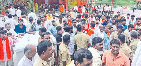 ಸೇಡಂ ತಾಲೂಕಿನ ರಂಜೋಳದ ಶ್ರೀ ವೀರಾಂಜನೇಯ ದೇವಾಲಯ ಆವರಣದಲ್ಲಿ ಬಿಜೆಪಿ ಹಾಗೂ ಕಾಂಗ್ರೆಸ್​ ಕಾರ್ಯಕರ್ತರ ಮಧ್ಯೆ ವಾಗ್ವಾದ ನಡೆಯುತ್ತಿರುವುದು.