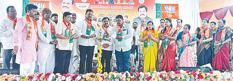 ಸೇಡಂನಲ್ಲಿ ಆಯೋಜಿಸಿದ್ದ ಎಸ್​ಐಆರ್​ ಪ್ರಕ್ರಿಯೆ ಬಿಎಲ್​ಎ&2ಗಳ ವಿಶೇಷ ಸಭೆಯನ್ನು ಮಾಜಿ ಶಾಸಕ ರಾಜಕುಮಾರ ಪಾಟೀಲ್​ ತೆಲ್ಕೂರ ಉದ್ಘಾಟಿಸಿದರು. ಸಿದ್ದಾಜಿ ಪಾಟೀಲ್​, ಅಶೋಕ ಬಗಲಿ, ಶರಣು ಮೆಡಿಕಲ್​ ಇತರರಿದ್ದರು.