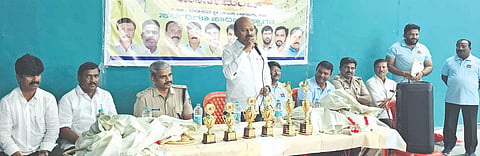 ಸೇಡಂನಲ್ಲಿ ಸರ್ಕಾರಿ ನೌಕರರ ಸ್ನೇಹ ಬಳಗದಿಂದ ಆಯೋಜಿಸಿದ್ದ ಬ್ಯಾಡ್ಮಿಂಟನ್​ ಟೂರ್ನಿಗೆ ಚಾಲನೆ ನೀಡಿ ಕೃಷಿಕ ಸಮಾಜದ ರಾಜ್ಯ ಪ್ರತಿನಿಧಿ ಬಸವರಾಜ ಪಾಟೀಲ್​ ಊಡಗಿ ಮಾತನಾಡಿದರು. ಸಂಗಮನಾಥ ಹಿರೇಮಠ, ಮಹಾದೇವ ದಿಡ್ಡಿಮನಿ, ಮಾರುತಿ ಹುಜರತಿ ಇದ್ದರು. 