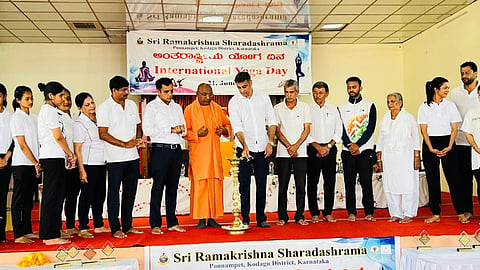  ಅಂತಾರಾಷ್ಟ್ರೀಯ ಯೋಗ ದಿನಾಚರಣೆ ಅಂಗವಾಗಿ ಪೊನ್ನಂಪೇಟೆಯ ಶ್ರೀ ರಾಮಕೃಷ್ಣ ಆಶ್ರಮ ಸಭಾಂಗಣದಲ್ಲಿ ಶನಿವಾರ ಹಮ್ಮಿಕೊಂಡಿದ್ದ ಕಾರ್ಯಕ್ರಮದಲ್ಲಿ ಶಾಸಕ ಅಜ್ಜಿಕುಟ್ಟಿರ ಎಸ್. ಪೊನ್ನಣ್ಣ, ರಾಮಕೃಷ್ಣ ಆಶ್ರಮದ ಶ್ರೀ ಪರಹಿತಾನಂದ ಸ್ವಾಮೀಜಿ ಮತ್ತಿತರರು ಹಾಜರಿದ್ದರು. 