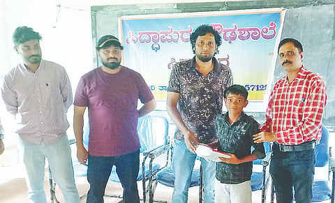 ಸಿದ್ದಾಪುರ ಪ್ರೌಢಶಾಲೆಯಲ್ಲಿ ವ್ಯಾಸಂಗ ಮಾಡುತ್ತಿರುವ ಬಡ ವಿದ್ಯಾರ್ಥಿಗಳಿಗೆ ಶನಿವಾರ ಶಾಲಾ ಸಮವಸ್ತ್ರ ವಿತರಿಸಲಾಯಿತು. ಯುನೈಟೆಡ್ ಕೊಡಗು ಸಂಘದ ಅಧ್ಯಕ್ಷ ಝಿಯಾದ್, ಪ್ರಧಾನ ಕಾರ್ಯದರ್ಶಿ ಖಲೀಲ್, ಮುಖ್ಯೋಪಾಧ್ಯಾಯ ಬಾಬು ನಾಯಕ್ ಸೇರಿದಂತೆ ಸಂಘದ ಸದಸ್ಯರು ಇದ್ದರು. 