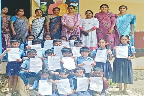 ಸಾಗರ ತಾಲೂಕಿನ ಮಾಲ್ವೆ ಸರ್ಕಾರಿ ಶಾಲೆಯಲ್ಲಿ ಆಯೋಜಿಸಿದ್ದ ತಾಯಿಗೊಂದು ಪತ್ರ ಯೋಜನೆ ಕಾರ್ಯಕ್ರಮದಲ್ಲಿ ತಾಪಂ ಸಹಾಯಕ ನಿರ್ದೇಶಕಿ ಆರ್.ಎಂ.ಪೂರ್ಣಿಮಾ, ಅಶ್ಫಾಕ್ ಅಹ್ಮದ್, ಅನ್ನಪೂರ್ಣಾ ಇತರರಿದ್ದರು.