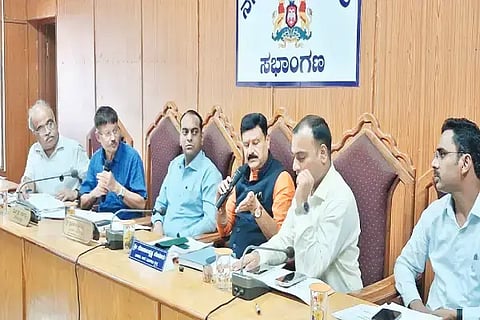 ಸಾಗರ ನಗರಸಭೆಯಲ್ಲಿ ಆಯೋಜಿಸಿದ್ದ ಪ್ರಗತಿ ಪರಿಶೀಲನಾ ಸಭೆಯಲ್ಲಿ ಗೋಪಾಲಕೃಷ್ಣ ಬೇಳೂರು, ಡಿಸಿ ಪ್ರಭುಲಿಂಗ ಕವಳಿಕಟ್ಟಿ, ಎಸಿ ವೀರೇಶ್‌ಕುಮಾರ್ ಇತರರಿದ್ದರು.