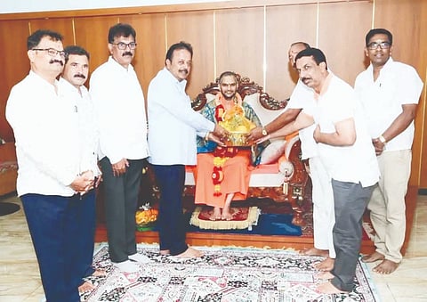ಶಿರಾ ಪಟ್ಟನಾಯಕನಹಳ್ಳಿ ಶ್ರೀ ಗುರುಗುಂಡ ಬ್ರಹ್ಮೇಶ್ವರ ಸ್ವಾಮಿ, ಸ್ಪಟಿಕಪುರಿ ಮಹಾ ಸಂಸ್ಥಾನ ಮಠದ ಶಾಖಾ ಮಠಕ್ಕೆ ಜಲಸಂಪನ್ಮೂಲ ಸಚಿವ ಎನ್​.ಚೆಲುವರಾಯಸ್ವಾಮಿ ಭೇಟಿ ನೀಡಿ ಶ್ರೀಗಳ ಆಶೀರ್ವಾದ ಪಡೆದರು. ಮುಖಂಡ ಅಂಜನ ಮೂರ್ತಿ, ರಾಜ್ಯ ಶ್ರೀಗಂಧ ಬೆಳೆಗಾರರ ಮುಖಂಡ ಶಿವಕುಮಾರ್​, ಮರಿಯಪ್ಪ ರಾಧಾಕೃಷ್ಣ, ಸಿದ್ದರಾಜು ಇತರರು ಇದ್ದರು.
