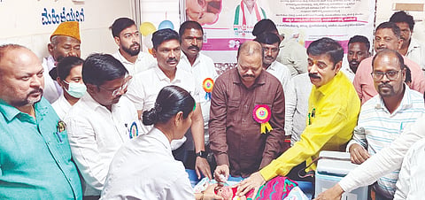 ಸಿರಗುಪ್ಪ ಸಾರ್ವಜನಿಕ ಆಸ್ಪತ್ರೆಯಲ್ಲಿ ಶಾಸಕ ಬಿ.ಎಂ.ನಾಗರಾಜ ಮಗುವಿಗೆ ಪೋಲಿಯೋ ಲಸಿಕೆ ಹಾಕಿದರು. 