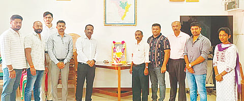 ಸೋಮವಾರಪೇಟೆ ತಾಲೂಕು ಕಚೇರಿಯಲ್ಲಿ ಬಸವಣ್ಣ ಜಯಂತಿ ನಡೆಯಿತು. ಕೃಷ್ಣಮೂರ್ತಿ, ಪ್ರಹ್ಲಾದ್, ಮೋಹನ್ ಇದ್ದರು.
