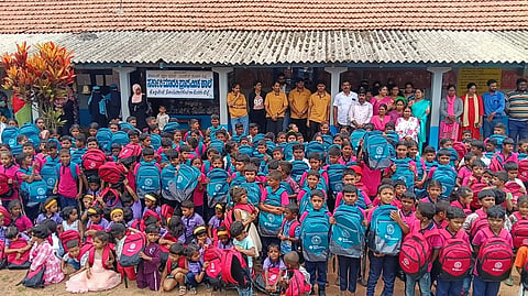 ಕೊಡ್ಲಿಪೇಟೆ ಸರ್ಕಾರಿ ಮಾದರಿ ಹಿರಿಯ ಪ್ರಾಥಮಿಕ ಶಾಲೆಯ ವಿದ್ಯಾರ್ಥಿಗಳಿಗೆ ಬೆಂಗಳೂರಿನ ಯೂತ್ ಫಾರ್ ಸೇವಾ ಸಂಸ್ಥೆ ಮತ್ತು ಟೆಕ್ಸಾಸ್ ಕಂಪನಿಯಿಂದ ಶನಿವಾರ ಲೇಖನ ಸಾಮಗ್ರಿ ವಿತರಿಸಲಾಯಿತು. ಸೇವಾ ಪ್ರತಿನಿಧಿ ಮ್ಯೆದೀನ್ ಅಬ್ಬು ಶಿರಂಗಾಲ, ಮುಖ್ಯ ಶಿಕ್ಷಕಿ ಅಶಾ, ಶಾಲಾಭಿವೃದ್ಧಿ ಸಮಿತಿ ಅಧ್ಯಕ್ಷ ವಸಂತ್ ಇತರರು ಇದ್ದರು. 