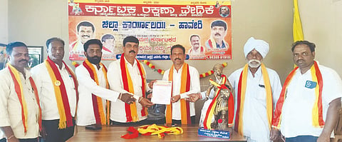 ಕರವೇ ಸವಣೂರ ತಾಲೂಕು ನೂತನ ಅಧ್ಯಕ್ಷರಾಗಿ ಆಯ್ಕೆಗೊಂಡ ರಮೇಶ ಶಂಕ್ರಪ್ಪ ಅರಗೋಳ ಅವರಿಗೆ ಹಾವೇರಿಯಲ್ಲಿ ಗಿರೀಶ ರ್ಬಾ ಅವರು ಮಂಗಳವಾರ ಪ್ರಮಾಣ ಪತ್ರ ವಿತರಿಸಿದರು. ನಂದೀಶ ಗೊಡ್ಡೆಮ್ಮಿ, ಬಿ. ಎಚ್. ಬಣಕಾರ, ರಾಮಣ್ಣ ಅಗಸರ, ಇತರರು ಇದ್ದರು