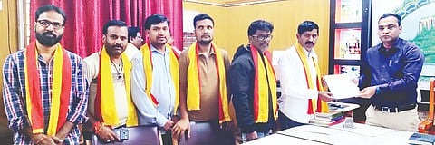 ಸಂಡೂರು ತಹಸೀಲ್ದಾರ್ ಅನಿಲ್ ಕುಮಾರ್‌ಗೆ ಕರ್ನಾಟಕ ಸಮರ ಸೇನೆ ಗುರುವಾರ ಮನವಿ ಸಲ್ಲಿಸಿತು. ತಾಲೂಕು ಅಧ್ಯಕ್ಷ ಕೆ.ಎಂ.ನವೀನ್ ಕುಮಾರ್, ಪ್ರಧಾನ ಕಾರ್ಯದರ್ಶಿ ಜೆ.ಮಂಜುನಾಥ್, ಸದಸ್ಯರಾದ ಕೊಟ್ರೇಶ್ ಬಂಡ್ರಿ, ಅಬ್ದುಲ್ ವಾಹಿದ್, ಕೆ.ಎಸ್. ಹುಸೇನ್, ಯರ‌್ರಿಸ್ವಾಮಿ ಹಡಪದ, ಗೌರಿಪುರ ತಿಪ್ಪೇಸ್ವಾಮಿ, ಶರಣಪ್ಪ ಇತರರಿದ್ದರು.