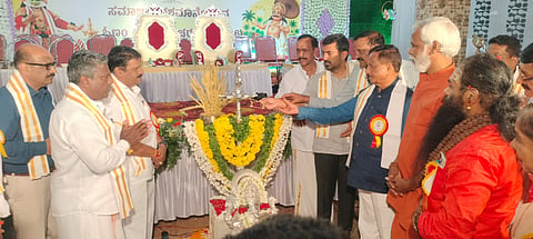 ಸೋಮವಾರಪೇಟೆ ಸಮೀಪದ ಗೌಡಳ್ಳಿ ಪ್ರಾಥಮಿಕ ಕೃಷಿ ಪತ್ತಿನ ಸಹಕಾರ ಸಂಘದ ವಾರ್ಷಿಕ ಮಹಾಸಭೆಯಲ್ಲಿ ಸಂಘದ ಅಧ್ಯಕ್ಷ ಎಸ್.ಬಿ.ಭರತ್ ಕುಮಾರ್ ಮಾತನಾಡಿದರು. ನೇತ್ರಾವತಿ, ಸುರೇಶ್, ಮೊಗಪ್ಪ, ಶಿವಪ್ರಕಾಶ್ ಇದ್ದರು.