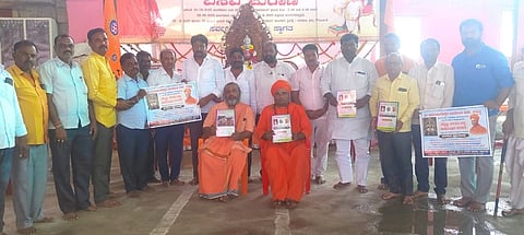 ‘ಬೆಳ್ಳಟ್ಟಿ ಬೆಳಕಿನ ಬೆಳ್ಳಿ ಮಹೋತ್ಸವ’ದ (silver jubilee) ಅಂಗವಾಗಿ ಶಿರಹಟ್ಟಿ ತಾಲೂಕಿನ ಬೆಳ್ಳಟ್ಟಿ ಗ್ರಾಮದ ರಾಮಲಿಂಗೇಶ್ವರ ದಾಸೋಹ ಮಠದಲ್ಲಿ ಆಮಂತ್ರಣ ಪತ್ರಿಕೆ ಬಿಡುಗಡೆಗೊಳಿಸಲಾಯಿತು. ಗುರುಸಿದ್ಧ ಸ್ವಾಮೀಜಿ, ಸುಜ್ಞಾನದೇವ ಶಿವಾಚಾರ್ಯರು, ತಿಮ್ಮರೆಡ್ಡಿ ಮರಡ್ಡಿ, ರಮೇಶ ನಿರ್ವಾಣಶೆಟ್ಟರ, ಶಿವನಗೌಡ ಪಾಟೀಲ, ಮೋಹನ ಗುತ್ತೆಮ್ಮನವರ, ಸಿದ್ರಾಮಪ್ಪ ಮೊರಬದ, ಮಹೇಶ ಬಡ್ಡಿ ಇತರರಿದ್ದರು.