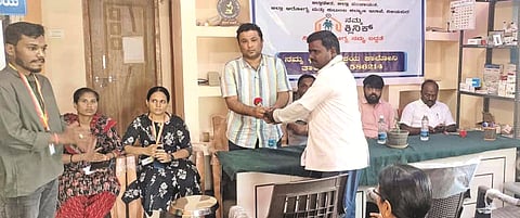 ತಾಳಿಕೋಟೆ ಪಟ್ಟಣದ ಆಶ್ರಯ ಬಡಾವಣೆಯ ನಮ್ಮ ಕ್ಲಿನಿಕ್‌ನಲ್ಲಿ ಜನ ಆರೋಗ್ಯ ಸಮಿತಿ ಸಭೆ ನಡೆಯಿತು. ಶಿವಾನಂದ ಜುಮನಾಳ, ವಿಕಾಸ ರುಮಾಲ, ಸಂದೀಪ್ ವಠಾರ, ಬಸವರಾಜ ಕುಂಬಾರ, ಬಸವರಾಜ ಮಾಲಿಪಾಟೀಲ ಇತರರಿದ್ದರು.