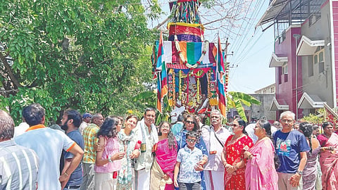 ತಿ.ನರಸೀಪುರದಲ್ಲಿ ಗುರುವಾರ ಯುಗಾದಿ ಹಬ್ಬದ ಪ್ರಯುಕ್ತ ಶ್ರೀ ಶಿವಕಾಮಸುಂದರಿ ಅಮ್ಮನವರ ಸಮೇತ ಶ್ರೀ ಮೂಲಸ್ಥಾನೇಶ್ವರಸ್ವಾಮಿ ರಥೋತ್ಸವ  ಸಂಭ್ರಮದಿಂದ ಜರುಗಿತು.