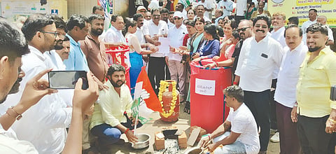 ಎಲ್​ಪಿಜಿ ದರ ಏರಿಕೆ ಖಂಡಿಸಿ ತಾಲೂಕು ಕಚೇರಿ ಎದುರು ಕಾಂಗ್ರೆಸ್​ ಮಹಿಳಾ ಘಟಕದಿಂದ ಸೌದೆ ಒಲೆಯಲ್ಲಿ ಚಹಾ ತಯಾರಿಸಿ ಪ್ರತಿಭಟನೆ ನಡೆಸಲಾಯಿತು. ಕಿಮ್ಮನೆ ರತ್ನಾಕರ್​, ಶ್ವೇತಾ ಬಂಡಿ, ಮೈಥಿಲಿ ಸತೀಶ್​, ರತ್ನಾಕರ್​ ಶೆಟ್ಟಿ, ಗೀತಾ ರಮೇಶ್​ ಇತರರಿದ್ದರು.