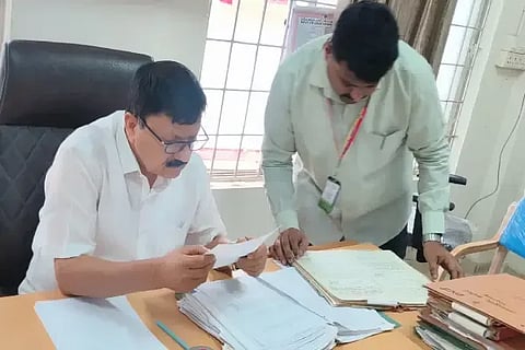 ತೀರ್ಥಹಳ್ಳಿ ತಾಲೂಕು ಕಚೇರಿಗೆ ಶಾಸಕ ಆರಗ ಜ್ಞಾನೇಂದ್ರ ಭೇಟಿ ನೀಡಿದ ಮುಜರಾಯಿ ಇಲಾಖೆಯ ದಾಖಲೆಗಳ ವಿವರಣೆ ಪಡೆದರು.