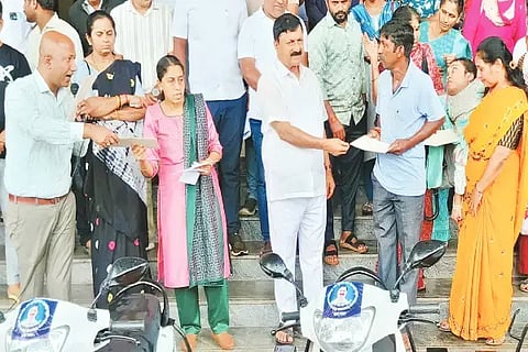 ತೀರ್ಥಹಳ್ಳಿ ತಾಲೂಕಿನ ಅಂಗವಿಕಲರಿಗೆ ತ್ರಿಚಕ್ರ ವಾಹನಗಳನ್ನು ಶಾಸಕ ಆರಗ ಜ್ಞಾನೇಂದ್ರ ವಿತರಿಸಿದರು. ಎಂ.ಶೈಲಾ, ರಾಘವೇಂದ್ರ, ಜ್ಯೋತಿ ಮೋಹನ್ ಇತರರಿದ್ದರು.