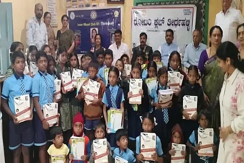 ತೀರ್ಥಹಳ್ಳಿ ತಾಲೂಕಿನ ಹಿಲಿಕೆರೆ ಸರ್ಕಾರಿ ಶಾಲೆ ವಿದ್ಯಾಥಿಗಳಿಗೆ ಶೈಕ್ಷಣಿಕ ಪರಿಕರ ವಿತರಿಸಲಾಯಿತು. ರಮೇಶ್, ಕೆಪಿಎಸ್ ಸ್ವಾಮಿ, ನಂಜೇಗೌಡ, ಎಸ್.ನಾಗರಾಜ್ ಇತರರಿದ್ದರು.