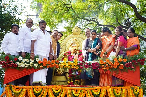 ಬಳ್ಳಾರಿಯ ಎಚ್.ಆರ್.ಗವಿಯಪ್ಪ ವೃತ್ತದಲ್ಲಿ ಸಾಂಸ್ಕೃತಿಕ ನಾಯಕ ಬಸವೇಶ್ವರ ಜಯಂತಿ ಅಂಗವಾಗಿ ಪುತ್ಥಳಿಗೆ ಮಾರ್ಲಾಪಣೆ ಮಾಡಲಾಯಿತು. ಮೇಯರ್ ಪಿ.ಗಾದೆಪ್ಪ, ಡಿಸಿ ಕೆ.ನಾಗೇಂದ್ರ ಪ್ರಸಾದ್ , ಎಸ್ಪಿ ಡಾ.ಸುಮನ್ ಡಿ.ಪನ್ನೇಕರ್, ಜಿಪಂ ಸಿಇಒ ಮಹಮ್ಮದ್ ಹ್ಯಾರಿಸ್ ಸುಮೈರ್,  ಕನ್ನಡ ಮತ್ತು ಸಂಸ್ಕೃತಿ ಇಲಾಖೆಯ ಸಹಾಯಕ ನಿರ್ದೇಶಕ ಬಿ.ನಾಗರಾಜ, ಹಿಂದುಳಿದ ವರ್ಗಗಳ ಕಲ್ಯಾಣಾಧಿಕಾರಿ ಜಲಾಲಪ್ಪ ಇತರರಿದ್ದರು.