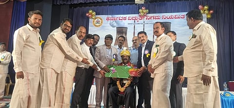 ಬಳ್ಳಾರಿಯಲ್ಲಿ ಆಯೋಜಿಸಿದ್ದ ಬಿಟಿಪಿಎಸ್ 57ನೇ ಸಂಸ್ಥಾಪನಾ ದಿನಾಚರಣೆ ಕಾರ್ಯಕ್ರಮದಲ್ಲಿ ಕೆಪಿಸಿಎಲ್ ನಿ. ಕಾರ್ಯನಿರ್ವಾಹಕ ನಿರ್ದೇಶಕ ಎಸ್.ಮೃತ್ಯುಂಜಯ ಅವರನ್ನು ಸನ್ಮಾನಿಸಲಾಯಿತು. ಬಿಟಿಪಿಎಸ್ ಇಡಿ ಕೆ.ಆರ್.ಗಂಗಾಧರಯ್ಯ, ಇಂಜನಿಯರ್‌ಗಳಾದ ಅಶೋಕ ಕುಮಾರ್ ಎಚ್., ಮಲ್ಲಿಕಾರ್ಜುನ ಬಿ. ಮುಟಗಾರ್, ನರೇಂದ್ರ ರಾವ್ ಕುಲಕರ್ಣಿ, ಪ್ರಧಾನ ನಿಬಂಧಕರಾದ ಶಿವಲಾಲ್ ಜಿ.ನಾಯ್ಕ, ರಾಮಪ್ಪ ಇದ್ದರು.