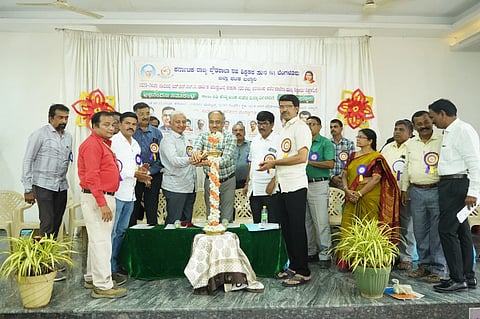 ಬಳ್ಳಾರಿಯ ಸಂತ ಜಾನ ಪ್ರೌಢಶಾಲಾ ಸಭಾಂಗಣದಲ್ಲಿ ರಾಜ್ಯ ಪ್ರೌಢಶಾಲಾ ಸಹ ಶಿಕ್ಷಕರ ಸಂಘದಿಂದ ಆಯೋಜಿಸಿದ್ದ ಅಭಿನಂದನಾ ಕಾರ್ಯಕ್ರಮವನ್ನು ಡಿಡಿಪಿಐ ಜೆ.ಎಂ. ತಿಪ್ಪೇಸ್ವಾಮಿ ಉದ್ಘಾಟಿಸಿದರು. ಎಂಎಲ್ಸಿ ಶಶೀಲ್ ಜಿ.ನಮೋಶಿ, ಸಂಘದ ಜಿಲ್ಲಾಧ್ಯಕ್ಷ ಜಿ.ಭಾಸ್ಕರರೆಡ್ಡಿ,  ಬಿಇಒ ಟಿ.ಎಂ. ಸಿದ್ದಲಿಂಗಮೂರ್ತಿ, ಫಾದರ್ ಫ್ರಾನ್ಸಿಸ್, ಮುಖ್ಯಗುರು ಶಾಂತ ಶೀಲನ್ ಇತರರಿದ್ದರು.
