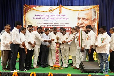 ಬಳ್ಳಾರಿಯಲ್ಲಿ ಆಯೋಜಿಸಿದ್ದ ಮಾಜಿ ಸಿಎಂ ದಿವಂಗತ ಡಿ.ದೇವರಾಜ ಅರಸು ಜಯಂತಿ ಕಾರ್ಯಕ್ರಮವನ್ನು ಲಿಡ್ಕರ್ ಅಧ್ಯಕ್ಷ ಮುಂಡರಗಿ ನಾಗರಾಜ ಉದ್ಘಾಟಿಸಿದರು. ಮೇಯರ್ ಪಿ.ಗಾದೆಪ್ಪ, ಹಿಂದುಳಿದ ವರ್ಗಗಳ ಕಲ್ಯಾಣ ಇಲಾಖೆಯ ಜಿಲ್ಲಾ ಅಧಿಕಾರಿ ಎ.ಕೆ.ಜಲಾಲಪ್ಪ, ಎಡಿಸಿ ಮಹಮ್ಮದ್ ಎನ್.ಜುಬೇರ್, ಡಿ.ದೇವರಾಜ ಅರಸು ವೇದಿಕೆಯ ಜಿಲ್ಲಾಧ್ಯಕ್ಷ ಕಲ್ಲುಕಂಭ ಪಂಪಾಪತಿ, ಕನ್ನಡ ಮತ್ತು ಸಂಸ್ಕೃತಿ ಇಲಾಖೆಯ ಸಹಾಯಕ ನಿರ್ದೇಶಕ ಬಿ.ನಾಗರಾಜ ಇತರರಿದ್ದರು.