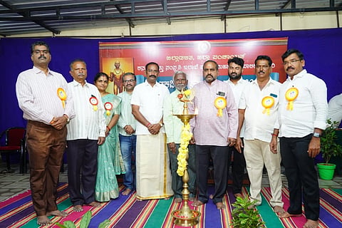 ಬಳ್ಳಾರಿಯಲ್ಲಿ ಆಯೋಜಿಸಿದ್ದ ಸಂತಕವಿ ಶ್ರೀ ಸರ್ವಜ್ಞ ಜಯಂತಿ ಕಾರ್ಯಕ್ರಮವನ್ನು ಆಕಾಶವಾಣಿಯ ಉದ್ಘೋಷಕ ಅಮಾತಿ ಬಸವರಾಜ ಉದ್ಘಾಟಿಸಿದರು.  ಕನ್ನಡ ಮತ್ತು ಸಂಸ್ಕೃತಿ ಇಲಾಖೆಯ ಸಹಾಯಕ ನಿರ್ದೇಶಕ ಬಿ.ನಾಗರಾಜ್, ಕರ್ನಾಟಕ ಜನಸೈನ್ಯ ಸಂಘದ ರಾಜ್ಯಾಧ್ಯಕ್ಷ ಎರ‌್ರಿಸ್ವಾಮಿ, ಸರ್ವಜ್ಞ ಮಹಿಳಾ ಸಂಘದ ಉಪಾಧ್ಯಕ್ಷೆ ಗೌರಮ್ಮ,  ಸಮಾಜದ ಮುಖಂಡರಾದ ಕೆ.ನರಸಯ್ಯ, ಕೆ.ರಂಗಸ್ವಾಮಿ, ಸತ್ಯನಾರಾಯಣ ಸ್ವಾಮಿ, ಶ್ರೀನಿವಾಸುಲು, ಗೋವಿಂದಸ್ವಾಮಿ ಇದ್ದರು