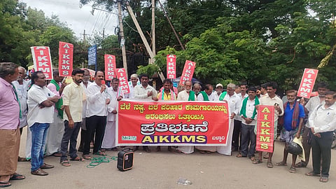 ಬಳ್ಳಾರಿಯ ಡಿಸಿ ಕಚೇರಿ ಆವರಣದಲ್ಲಿ ಎಐಕೆಕೆಎಂಎಸ್ ಸಂಘಟನೆ ವತಿಯಿಂದ ಬರಪೀಡಿತ ರಾಜ್ಯವೆಂದು ಘೋಷಿಸಿ ಎಂಬುದಾಗಿ ಪ್ರತಿಭಟಿಸಿದರು. ಸಂಘದ ಪದಾಧಿಕಾರಿಗಳಾದ ಈ.ಹನುಮಂತಪ್ಪ, ಗುರಳ್ಳಿ ರಾಜ, ಕೆ.ಪಂಪಾಪತಿ,  ಈರಣ್ಣ, ಧನರಾಜ್, ಲಿಂಗಪ್ಪ, ಕೆ. ಬಸವರಾಜ್, ಮಲ್ಲಪ್ಪ, ಸಿದ್ದಲಿಂಗ ಇದ್ದರು.