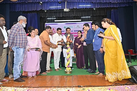 ಬಳ್ಳಾರಿಯಲ್ಲಿ ಆಯೋಜಿಸಿದ್ದ ಸ್ವಸ್ಥ ಸೇತು ಆರೋಗ್ಯ ಸೇತುವೆ ಯೋಜನೆಯಡಿ ಸ್ತನ ಕ್ಯಾನ್ಸರ್ ಜಾಗೃತಿ ಕಾರ್ಯಕ್ರಮವನ್ನು  ಡಾ.ಸೈಯದ್ ನಾಸೀರ್ ಹುಸೇನ್ ಉದ್ಘಾಟಿಸಿದರು. ಶಾಸಕ ಭರತ್‌ರೆಡ್ಡಿ, ಜಿಪಂ ಸಿಇಒ ಮಹಮ್ಮದ್ ಹ್ಯಾರಿಸ್ ಸುಮೈರ್, ಮೇಯರ್ ಪಿ.ಗಾದೆಪ್ಪ, ಪಾಲಿಕೆ ಆಯುಕ್ತ ಪಿ.ಎಸ್.ಮಂಜುನಾಥ, ಬಿಮ್ಸ್ ನಿರ್ದೇಶ ಡಾ.ಟಿ.ಗಂಗಾಧರಗೌಡ, ಜಿಲ್ಲಾ ಸರ್ಜನ್ ಡಾ.ಎನ್.ಬಸರೆಡ್ಡಿ,  ಡಿಎಚ್‌ಒ ಡಾ.ವೈ.ರಮೇಶಬಾಬು ಇದ್ದರು. ==