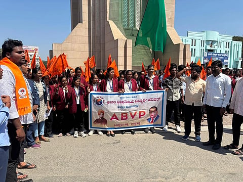 ಬಳ್ಳಾರಿಯ ಗಡಗಿ ಚನ್ನಪ್ಪ ವೃತ್ತದಲ್ಲಿ ಎಬಿವಿಪಿ ಸಂಘಟನೆಯಿಂದ ಪ್ರತಿಭಟನೆ ನಡೆಯಿತು. ಪದಾಧಿಕಾರಿಗಳಾದ   ದಿಲೀಪ್ ಕುಮಾರ್, ತಳವಾರ ಭರತ್, ದರ್ಶನ್, ಲೋಹಿತ್, ಮಾರುತಿ, ಕಾವ್ಯ, ಪೂರ್ಣಿಮ, ಆರ್.ಎನ್.ರಿಂದು, ಕೀರ್ತಿ, ಅರ್ಚನ ಇತರರಿದ್ದರು