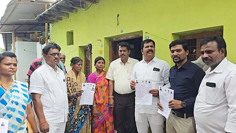 ಬಳ್ಳಾರಿ ತಾಲೂಕಿನ ಎಂ.ಗೋನಾಳ್ ಗ್ರಾಮದಲ್ಲಿ ಆಯೋಜಿಸಿದ್ದ ವಿಶೇಷ ಜಾಗೃತಿ ಕಾರ್ಯಕ್ರಮದಲ್ಲಿ  ಗ್ಯಾರಂಟಿ ಯೋಜನೆಗಳ ಜಾಗೃತಿ ಮೂಡಿಸುವ ಮಾಹಿತಿ ಕರಪತ್ರಗಳನ್ನು ಮಹಿಳೆಯರಿಗೆ ವಿತರಿಸಲಾಯಿತು. ಜಿಲ್ಲಾಧ್ಯಕ್ಷ ಕೆ.ಇ.ಚಿದಾನಂದಪ್ಪ , ತಾಲೂಕು ಎಂ.ನಾಗಭೂಷಣ ಗೌಡ, ಸದಸ್ಯೆ ಎನ್.ಗೀತ, ತಾಪಂ ಇಒ ಶ್ರೀಧರ ಬಾರಿಕರ್, ಪಿಡಿಒ ರಾಜಕುಮಾರ ಇತರರಿದ್ದರು. ===