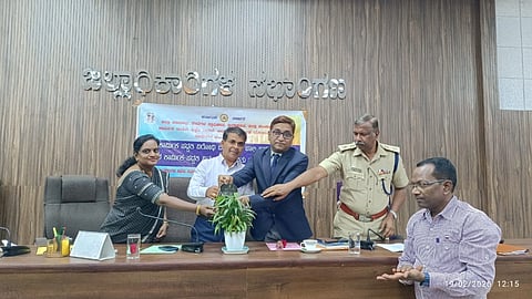 ಬಳ್ಳಾರಿಯ ಡಿಸಿ ಕಚೇರಿಯ ಸಭಾಂಗಣದಲ್ಲಿ ಆಯೋಜಿಸಿದ್ದ  ಜಾಗೃತಿ ಕಾರ್ಯಕ್ರಮವನ್ನು ನ್ಯಾ.ರಾಜೇಶ್ ಎನ್.ಹೊಸಮನೆ ಉದ್ಘಾಟಿಸಿದರು. ಎಡಿಸಿ ಮಹಮ್ಮದ್ ಎನ್.ಜುಬೇರ್, ಮಕ್ಕಳ ಕಲ್ಯಾಣ ಸಮಿತಿಯ ಜಿಲ್ಲಾಧ್ಯಕ್ಷೆ ತ್ರಿವೇಣಿ ಪತ್ತಾರ್, ಎಎಸ್ಪಿ ನವೀನ್ ಕುಮಾರ್, ಜಿಲ್ಲಾ ಬಾಲ ಕಾರ್ಮಿಕ ಯೋಜನೆಯ ಯೋಜನಾಧಿಕಾರಿ ಎ.ಮೌನೇಶ್ ಇದ್ದರು.