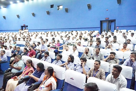 ಸಂಡೂರು ತಾಲೂಕಿನ ಜೆಎಸ್‌ಡಬ್ಲೂೃ ಟೌನ್‌ಶಿಪ್‌ನಲ್ಲಿ ಆಯೋಜಿಸಿದ್ದ ಬೃಹತ್ ಸಾರ್ವಜನಿಕ ಸಂಪರ್ಕ ಕಾರ್ಯಕ್ರಮದಲ್ಲಿ ಭಾಗವಹಿಸಿದ್ದ ಜನರು.
