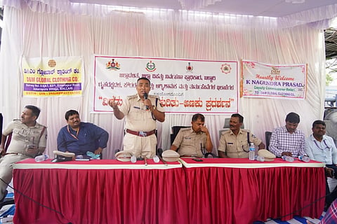ಬಳ್ಳಾರಿ ತಾಲೂಕಿನ ಅಮರಾಪುರ ಗ್ರಾಮದಲ್ಲಿ ಆಯೋಜಿಸಿದ್ದ ಅಣಕು ಪ್ರದರ್ಶನ ಕಾರ್ಯಕ್ರಮದಲ್ಲಿ ಡಿಎಸ್ಪಿ ಜಿ.ಎಂ.ತಿಪ್ಪೇಸ್ವಾಮಿ ಮಾತನಾಡಿದರು. ಜಿಲ್ಲಾ ವಿಪತ್ತು ನಿರ್ವಹಣಾ ಪ್ರಾಧಿಕಾರದ ಅಧಿಕಾರಿ ಪರಮೇಶ, ತಹಸೀಲ್ದಾರ್ ವಿನಾಯಕಗೌಡ, ಗೃಹರಕ್ಷಕ ದಳದ ಅಧಿಕಾರಿ ಎಚ್.ತಿಪ್ಪೇಸ್ವಾಮಿ, ಅಗ್ನಿಶಾಮಕ ಮತ್ತು ತುರ್ತು ಸೇವೆಗಳ ಇಲಾಖೆಯ ಅಧಿಕಾರಿ ಹನುಮನಗೌಡ ಪೊಲೀಸ್ ಪಾಟೀಲ್, ಕೈಮಗ್ಗ ಮತ್ತು ಜವಳಿ ಇಲಾಖೆಯ ಡಿಡಿ ಮಹಾಂತೇಶ್ ಕಂಚಿನಮಠ, ಜಿಲ್ಲಾ ಉದ್ಯೋಗಾಧಿಕಾರಿ ಹಟ್ಟಪ್ಪ ಇದ್ದರು.