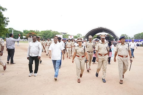 ಬಳ್ಳಾರಿಯ ಬಿಮ್ಸ್ ಮೈದಾನದ ಮುಂಭಾಗದಲ್ಲಿ ಆಯೋಜಿಸಿದ್ದ ನಶಾ ಮುಕ್ತ ಭಾರತ ಅಭಿಯಾನದ ವಿಶೇಷ ಜಾಗೃತಿ ಜಾಥಾದಲ್ಲಿ ನ್ಯಾ.ರಾಜೇಶ್ ಎನ್.ಹೊಸಮನೆ, ಎಸ್ಪಿ ಸುಮನ್ ಡಿ.ಪನ್ನೇಕರ್, ಎಎಸ್ಪಿ ನವೀನ್ ಕುಮಾರ್,  ಅಬಕಾರಿ ಇಲಾಖೆಯ ಉಪ ಆಯುಕ್ತ ಮಂಜುನಾಥ, ಬಳ್ಳಾರಿ ನಗರ ಡಿವೈಎಸ್ಪಿ ಗೋವಿಂದರಾಜು ಭಾಗವಹಿಸಿದರು.