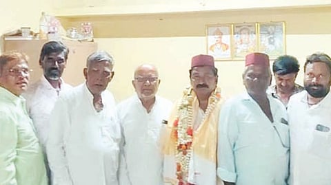 ಯಲಬುರ್ಗಾ ತಾಲೂಕು ಬಣಜಿಗ ಸಮಾಜದ ಅಧ್ಯಕ್ಷ ಸ್ಥಾನಕ್ಕೆ ಆಯ್ಕೆಯಾದ ಪ್ರಭುದೇವ ಎಸ್.ಹೊಸಂಗಡಿ ಅವರನ್ನು ಸನ್ಮಾನಿಸಲಾಯಿತು. ಸಮಾಜದ ರಾಜ್ಯ ಉಪಾಧ್ಯಕ್ಷ ಅಂದಪ್ಪ ಜವಳಿ, ಪ್ರಮುಖರಾದ ಬಸವರಾಜ ಕಜ್ಜಿ, ಸಂಗಣ್ಣ ಕರಂಡಿ, ಸಂಗಣ್ಣ ಟೆಂಗಿನಕಾಯಿ, ವಿಜಯಕುಮಾರ ಕರಂಡಿ ಇತರರಿದ್ದರು.