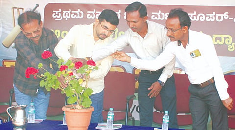 ಯಲ್ಲಾಪುರದ ವಿಶ್ವದರ್ಶನ ಬಿಸಿಎ ಕಾಲೇಜಿನಲ್ಲಿ ಆಯೋಜಿಸಿದ್ದ ಜಿಲ್ಲಾಮಟ್ಟದ ಕ್ರಿಕೆಟ್ ಪಂದ್ಯಾವಳಿಯನ್ನು ಅಂತಾರಾಷ್ಟ್ರೀಯ ಕ್ರೀಡಾಪಟು ಸಂತೋಷ ಮರಾಠೆ ಉದ್ಘಾಟಿಸಿದರು. ಹರಿಪ್ರಕಾಶ ಕೋಣೆಮನೆ, ಅಶೋಕ ನಾಯ್ಕ್, ಪ್ರಸನ್ನ ಭಟ್, ಸೀತಾರಾಮ ಗೌಡ ಇದ್ದರು.