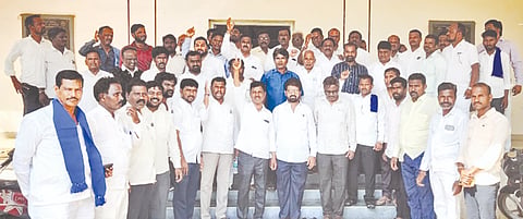 ಯಾದಗಿರಿಯಲ್ಲಿ ದಲಿತ ಬಲಗೈ ಸಮುದಾಯದ ಮುಖಂಡರು ಶುಕ್ರವಾರ ಕರೆದಿದ್ದ ಸುದ್ದಿಗೋಷ್ಠಿಯಲ್ಲಿ ಜಿಲ್ಲಾಧ್ಯ ಮಲ್ಲಿಕಾರ್ಜುನ ಪೂಜಾರಿ, ವೀರಭದ್ರಪ್ಪ ಯಡ್ಡಳ್ಳಿ, ನೀಲಕಂಠ ಬಡಿಗೇರ, ಶ್ರೀಶೈಲ ಹೊಸಮನಿ, ಮರೆಪ್ಪ ಚಟ್ಟರಕರ್​ ಇತರರಿದ್ದರು.