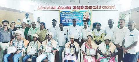  ತಿ.ನರಸೀಪುರ ತಾಲೂಕು ಪಂಚಾಯಿತಿ ಸಭಾಂಗಣದಲ್ಲಿ ಗುರುವಾರ ಆಯೋಜಿಸಿದ್ದ  ಡಿ.ದೇವರಾಜ ಅರಸು ಅವರ ಜನ್ಮ ದಿನಾಚರಣೆಯಲ್ಲಿ ಪ್ರತಿಭಾನ್ವಿತ ವಿದ್ಯಾರ್ಥಿಗಳಿಗೆ ಪ್ರತಿಭಾ ಪುರಸ್ಕಾರ ಪ್ರದಾನ ಮಾಡಲಾಯಿತು. ಟಿ.ಜಿ. ಸುರೇಶಾಚಾರ್, ಡಾ.ಕೆ.ರಂಗಸ್ವಾಮಿ, ಎಂ.ರಾಜಣ್ಣ, ಮಹೇಶ್ ದಳಪತಿ, ಕೆ.ಎನ್.ಪ್ರಭುಸ್ವಾಮಿ, ಕೆ.ಡಿ.ವಿನೂತನ್ ಇತರರು ಇದ್ದರು.