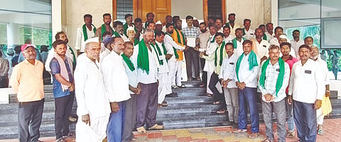 ಬಸವನಬಾಗೇವಾಡಿ ಪಟ್ಟಣದಲ್ಲಿ ರಾಜ್ಯ ರೈತ ಸಂಘ ಹಾಗೂ ಹಸಿರು ಸೇನೆ ವತಿಯಿಂದ ತಹಸೀಲ್ದಾರ್ ಹಾಗೂ ಹೆಸ್ಕಾಂ ಎಇ ಅವರಿಗೆ ಮನವಿ ಸಲ್ಲಿಸಲಾಯಿತು. ಕಲ್ಲು ಸೊನ್ನದ, ಮುದಕಣ್ಣ ಹೊರ್ತಿ, ಅನೀಲ ಗೊಳಸಂಗಿ, ರೇವಣಸಿದ್ಧ ಮಣ್ಣೂರ, ಬಸವರಾಜ ಸಂಗಮ, ಎಸ್.ಎಂ. ಮನಗೂಳಿ ಇತರರಿದ್ದಾರೆ.