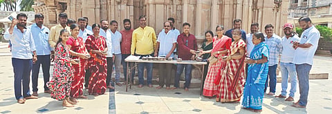 ಬಸವನಬಾಗೇವಾಡಿ ಬಸವೇಶ್ವರ ದೇವಸ್ಥಾನ ಆವರಣದಲ್ಲಿ ಜೇನುಗೂಡು ಸಂಸ್ಥೆ ವತಿಯಿಂದ ಪಕ್ಷಿಗಳಿಗೆ ಕುಡಿಯುವ ನೀರಿನ ತಟ್ಟಿ, ಆಹಾರ, ಸಿರಿದಾನ್ಯ ಪಟ್ಟಣದ ವಿವಿಧ ಮನೆ ಮತ್ತು ಕಚೇರಿಗಳಿಗೆ ವಿತರಿಸಲಾಯಿತು.ಹನುಮೇಶ ಕಲಾಲ, ಅವ್ವನ ಗ್ವಾತಗಿ, ದಯಾನಂದ ಹೊರ್ತಿ ಮತ್ತಿತರರಿದ್ದರು.